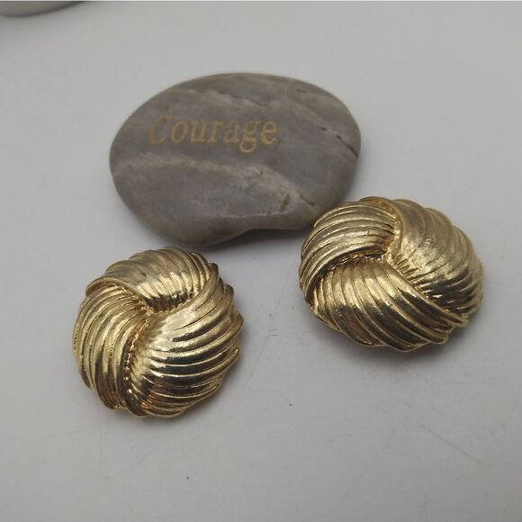 Gold toned Shell Celtic Scarf Clips - Picture 2 of 3